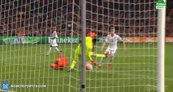 Enlace a GIF: Gol de Van Persie, ahí va la remontada de Holanda (2-3)