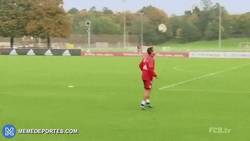 Enlace a GIF: Thiago Alcantará sigue dejándonos destellos con el Bayern Munich