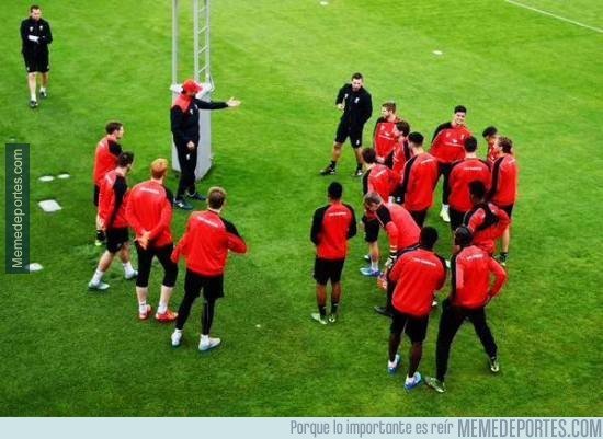 710759 - Klopp organiza a sus jugadores por idiomas para mejorar la traducción