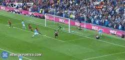 Enlace a GIF: El gol de Sterling que adelanta al City frente al Bournemouth