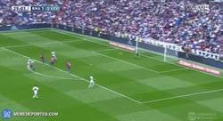 Enlace a GIF: Golazo de Cristiano Ronaldo desde fuera del área