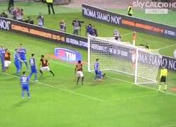 Enlace a GIF: El gol de De Rossi, así ha celebrado su partido 500 con la AS Roma