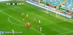 Enlace a GIF: Golazo de Robin Van Persie con el Fenerbahçe de tiro libre