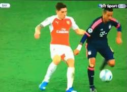 Enlace a GIF: Lo único bueno del Bayern contra el Arsenal, la ruleta de Thiago
