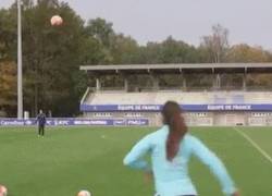 Enlace a GIF: Amel Majri, de la selección femenina de Francia, haciendo un Varane. ¡Espectacular control!