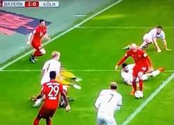 Enlace a GIF: Gol del Bayern, Robben marca en su vuelta