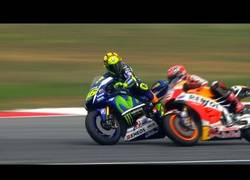 Enlace a VÍDEO: ¿Rossi tira a Márquez?