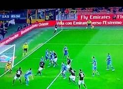 Enlace a GIF: Gol de Luiz Adriano que le da la victoria al Milan faltando 5 minutos para el final