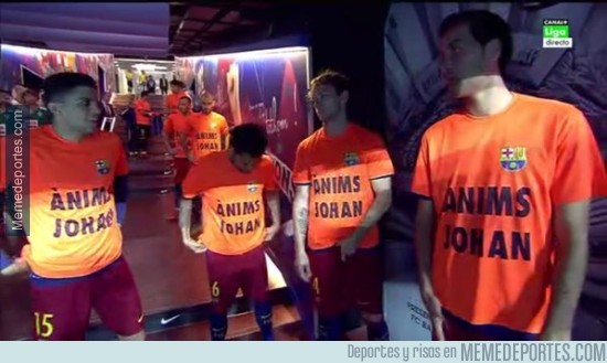718751 - Bonito gesto del Barça con camisetas para Johan
