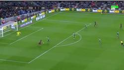 Enlace a GIF: Hattrick de Suárez contra el Eibar, grandísimo control. Vaya barbaridad de delantero