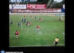 Enlace a GIF: Golazo a lo Zlatan en el fútbol peruano