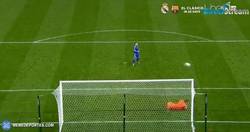 Enlace a GIF: Eden Hazard falla el último penalti y el Stoke City pasa de ronda