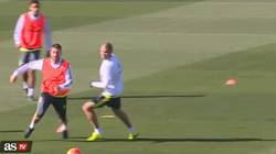 Enlace a GIF: Ramos humilla a Pepe en el entrenamiento