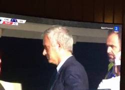 Enlace a GIF: La reacción de Mourinho al golazo de Coutinho lo dice todo...