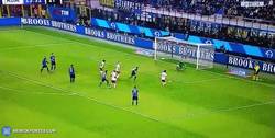 Enlace a GIF: ¡4 paradas en una sola jugada! Increíble partido se marcó Handanovič frente a la Roma