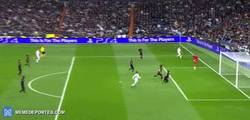 Enlace a GIF: Gol de Nacho, se adelanta el Real Madrid con la ayuda del portero del PSG