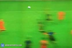 Enlace a GIF: El gol de Lewandowski al Arsenal