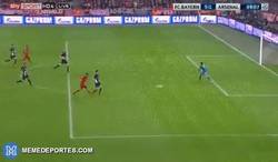 Enlace a GIF: ¡Goool de Müller que pone la manita en el marcador!
