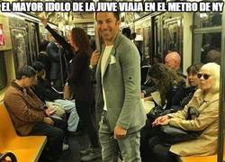 Enlace a El mayor ídolo de la Juve viaja en el metro de NY