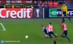 Enlace a GIF: El primer gol de Iñaki Williams frente al Partizan
