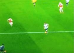 Enlace a GIF: Gol de Kane en el derbi londinense