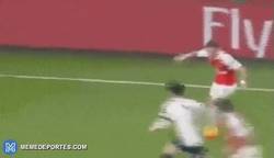 Enlace a GIF: Asistencia brutal de Özil que Gibbs con ayuda de Lloris marca en el derbi