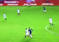 Enlace a GIF: Atención al puñetazo de Cristiano al jugador de Sevilla. Ya van dos agresiones en 1 semana