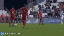 Enlace a GIF: El golazo de Deulofeu en su hat-trick ante Georgia