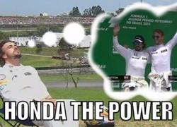 Enlace a Chops de Fernando Alonso tomando el sol en el GP de Brasil
