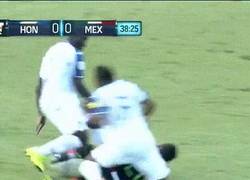 Enlace a GIF: La terrible lesión de Luis Garrido ante México [abstenerse sensibles]