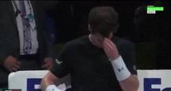Enlace a GIF: MOMENTO WTF: Andy Murray se corta el cabello en pleno partido contra Nadal