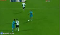 Enlace a GIF: Segundo gol del Zenit a manos de Dzyuba con asistencia de Danny
