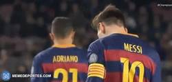Enlace a GIF: A algunos se les pasó por alto, pero Messi antes de hacer hattrick, cedió el penalti a Neymar