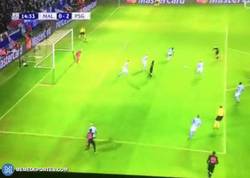Enlace a GIF: Este es el gol 7.000 de la Champions, obra de Di María