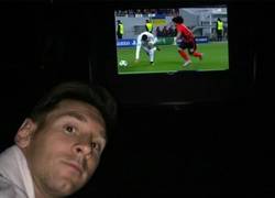 Enlace a Messi disfrutando con los regates de Cristiano