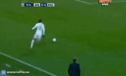 Enlace a GIF: Doblete de Cristiano Ronaldo tras asistencia de Bale. Que lo celebran bien juntos