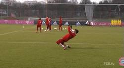 Enlace a GIF: Lewandowski luciéndose una vez más con el balón