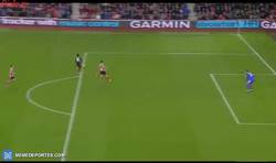 Enlace a GIF: Gran gol de Sturridge que empataba para el Liverpool