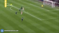 Enlace a GIF: Gran pase de Shaqiri para el gol de Arnautovic ante el City