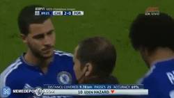 Enlace a GIF: Hazard le negó el saludo a Mourinho tras ser sustituido. ¡Hay tensión en el ambiente!