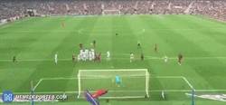 Enlace a GIF: El gol de Messi al Depor visto desde la grada