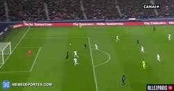 Enlace a GIF: Zlatan sigue marcando, esta vez ante el Lyon