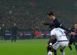 Enlace a GIF: Mientras tanto, Ibrahimovic haciendo magia frente al Lyon