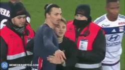 Enlace a GIF: ENORME Ibrahimovic y su gran gesto con un aficionado
