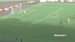 Enlace a GIF: Golazo de Kluivert desde 40 metros en un partido benéfico. Quien tuvo, retuvo