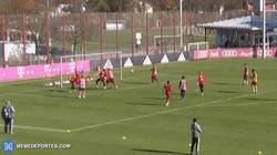 Enlace a GIF: Manuel Neuer haciendo paradones hasta en el entrenamiento
