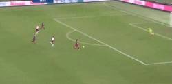 Enlace a GIF: Gol de Suárez frente a River. El cuarto en este Mundial. Gran asistencia de Busquets