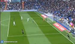 Enlace a GIF: Gol de Bale que empata este partido de locos contra el Rayo