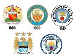 Enlace a Con esto del escudo del City demos un repaso a la evolución de los escudos de algunos equipos