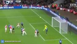 Enlace a GIF: ¡Gol! Se adelanta el Arsenal en el marcador por gol de Gabriel... y otra asistencia más de Özil